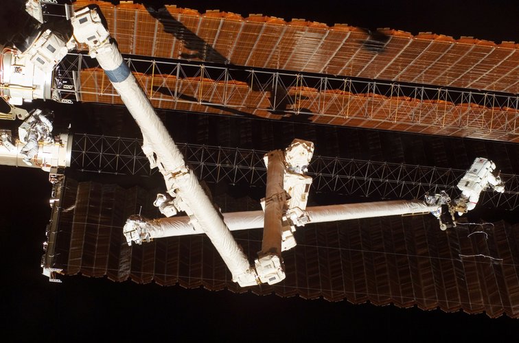 Spacewalk to repair the Station's torn solar array