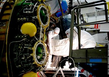 Loading dry cargo into Jules Verne's pressurized module