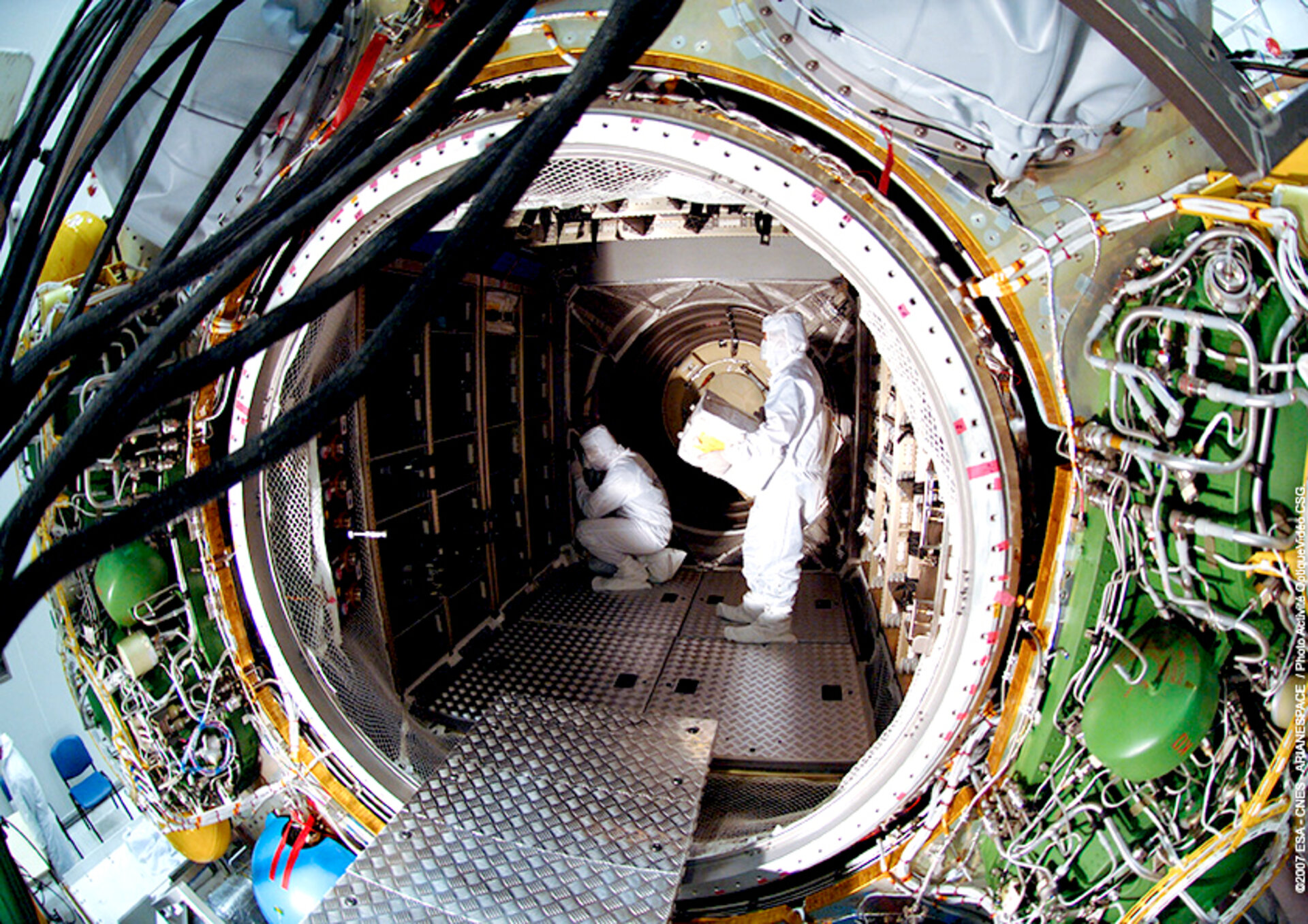 Loading dry cargo into Jules Verne's pressurized module