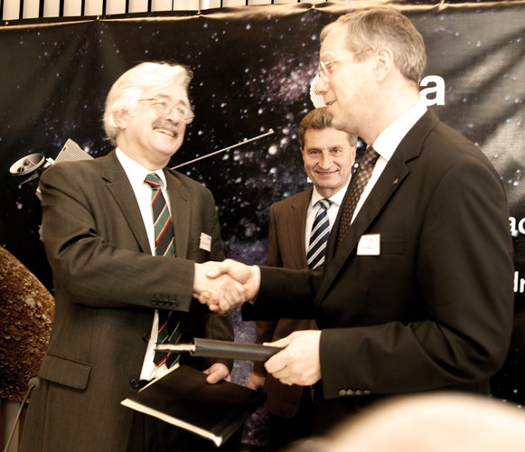 ESA and Astrium sign the BepiColombo contract
