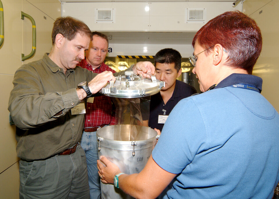 Learning about the Russian fluid container 'ЕДВ' during ATV training at EAC