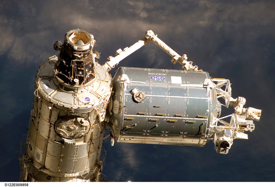 Een close-up van het Europees ruimtelaboratorium Columbus (rechts), gekoppeld aan het ISS