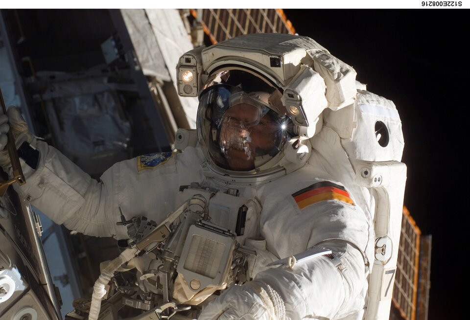ESA Astronaut Hans Schlegel unternimmt seinen ersten "Weltraumspaziergang"