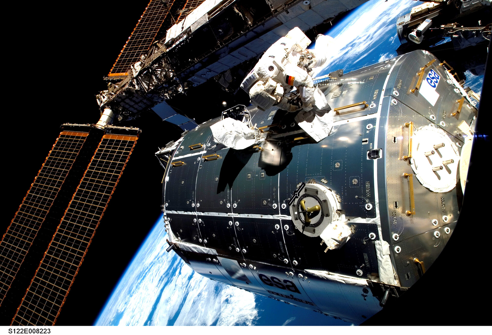 ESA-Astronaut Hans Schlegel arbeitet an der Außenhaut des Columbus-Moduls 