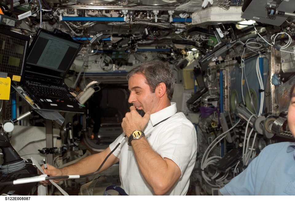Lépold Eyharts au travail dans l'ISS