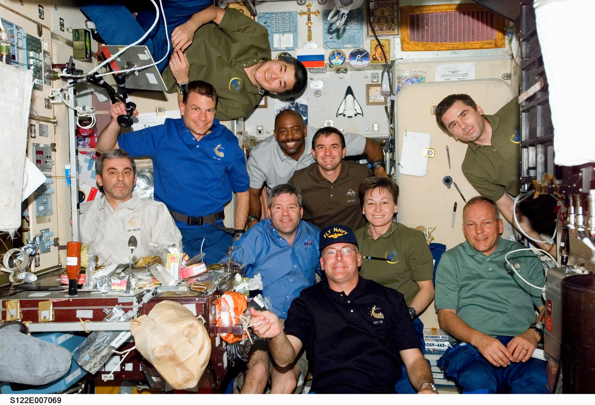 L'équipage de l'ISS et celui de STS-122 au complet