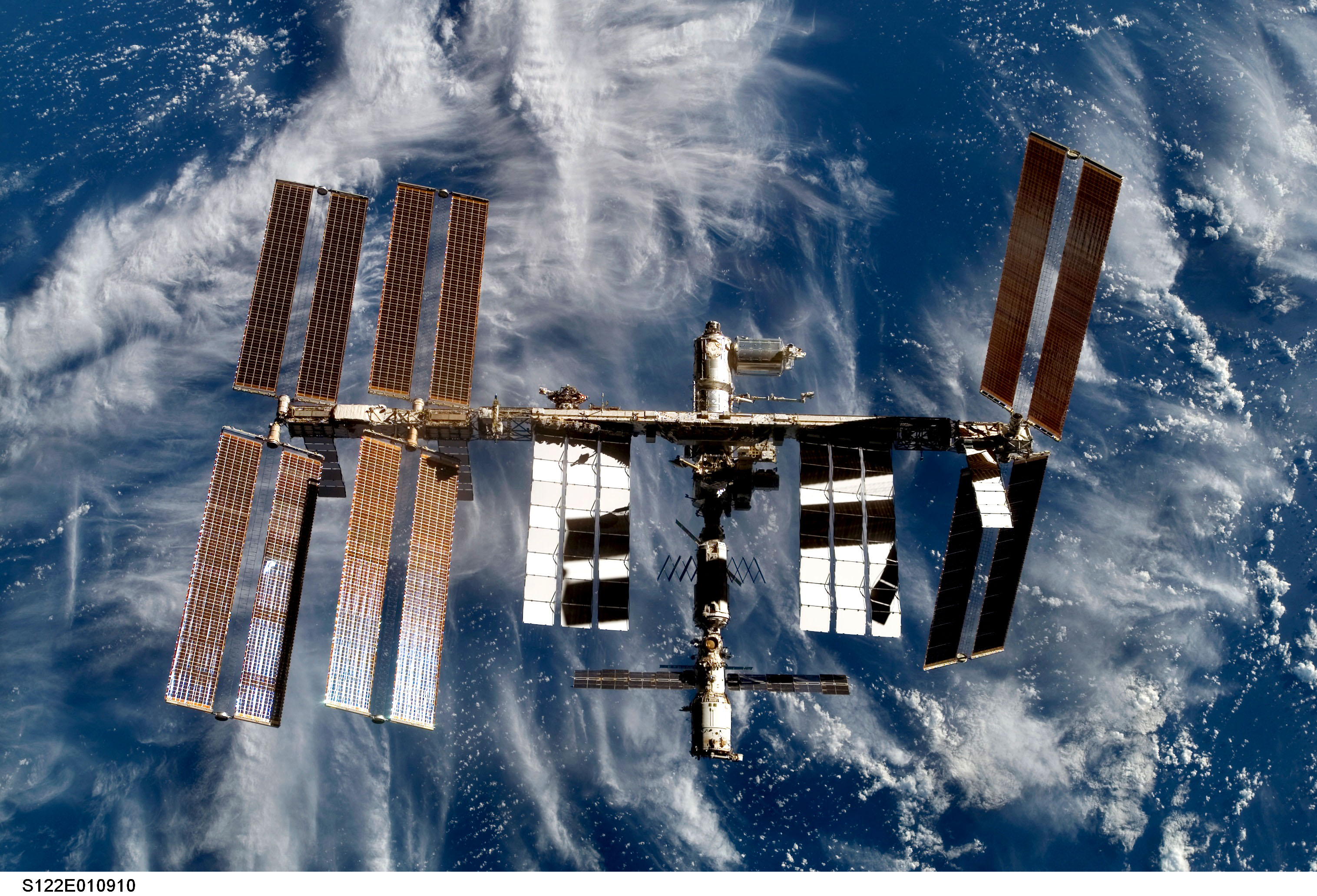Движущаяся мкс. Международная Космическая станция ISS. Солнечные батареи МКС 1990. Станция МКС В космосе. Фотографии МКС международной космической станции.