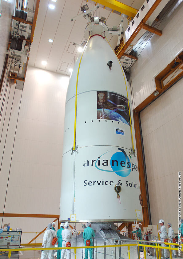 Die Ariane-Raketenspitze wird über das ATV gestülpt
