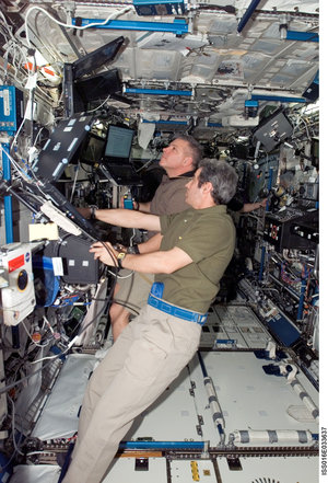 Léopold Eyharts operates the ISS robotic arm