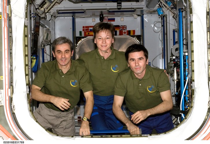 Leopold Eyharts poses with his ISS crewmates Peggy Whitson and Yuri Malenchenko