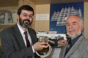 Paul W. Ruppert (Meteolabor, Wetzikon) und Rolf Maag (Produktingenieur)