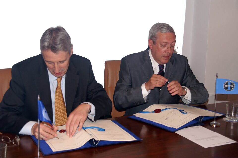 ESA's G. Winters and INTA General Manager Fernando González García