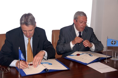 Fernando González García y Gaele Winters, durante la firma del acuerdo