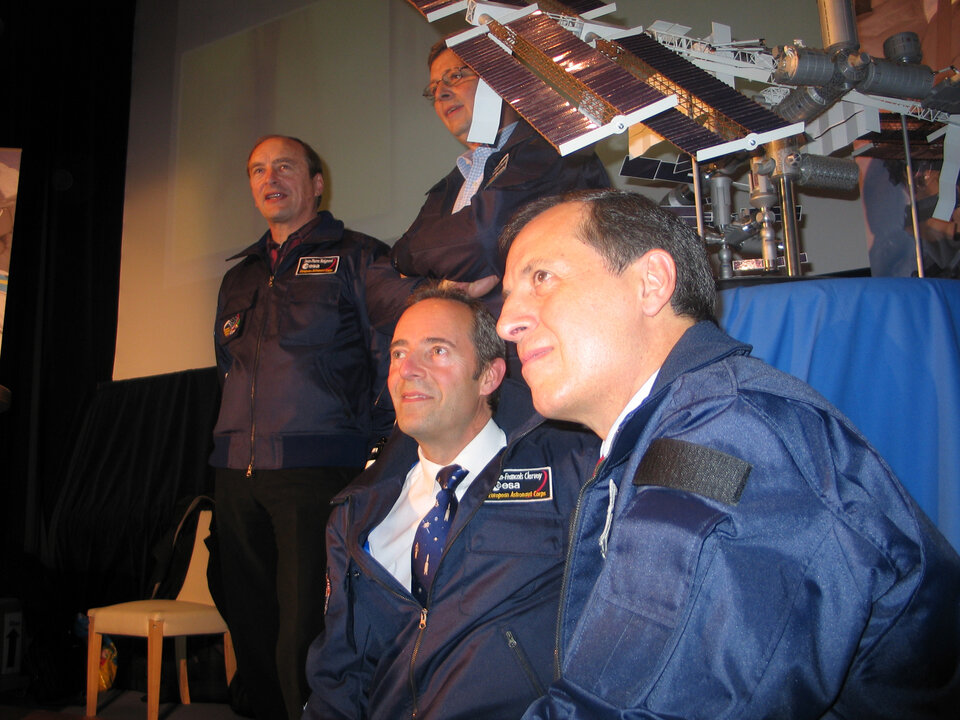 Jean-François Clervoy et Michel Tognini, astronautes français de l'ESA, devant une maquette de l'ISS