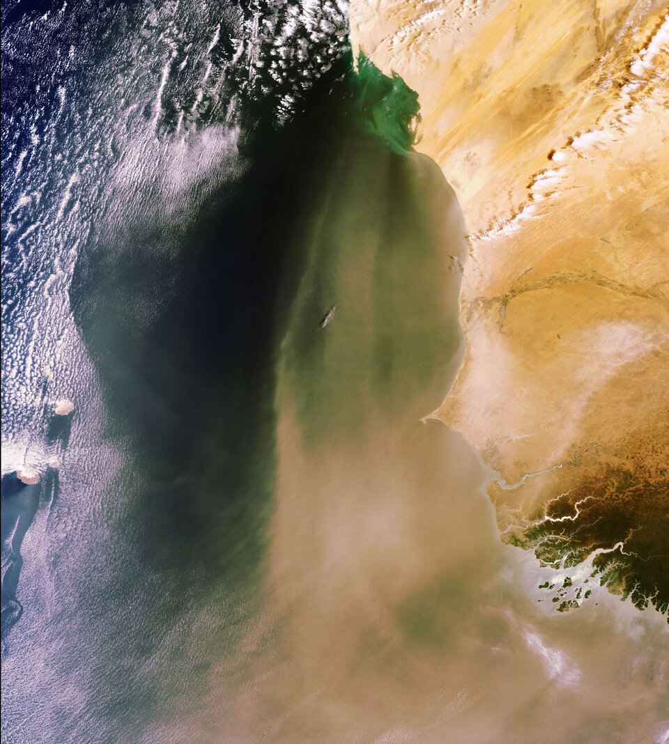 Saharasand und -staub vom ESA-Satellit Envisat aufgenommen.