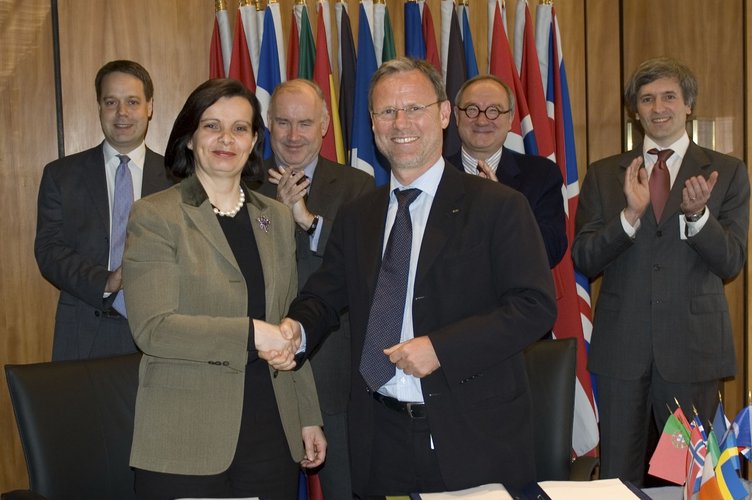 Sentinel-3 - Mr Liebig and Ms Sourisse celebrate the signing of the contract