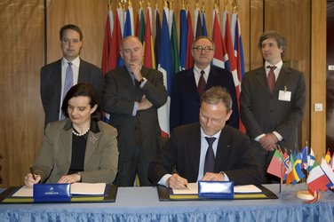 Volker Liebig and Pascale Sourisse signing the contract for Sentinel-3