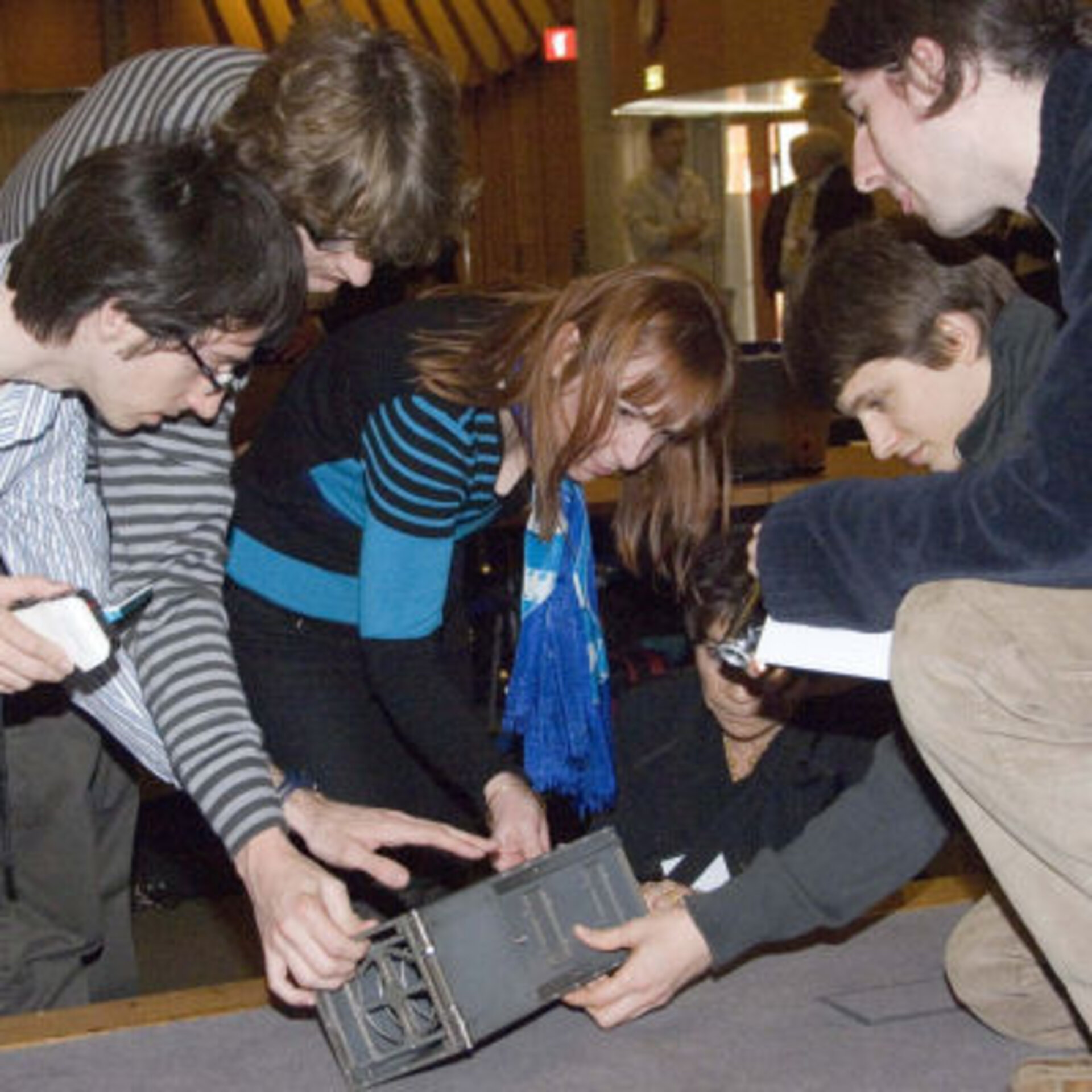 Studenten mit Teilen eines CubeSats