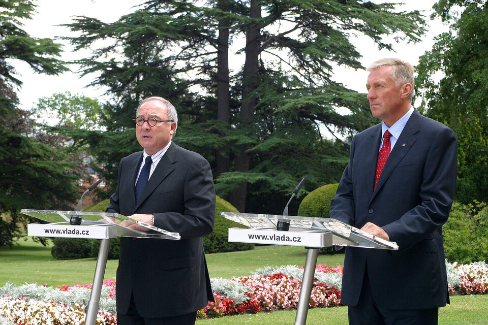 ESA's Director General and the Czech Prime Minister in Prague