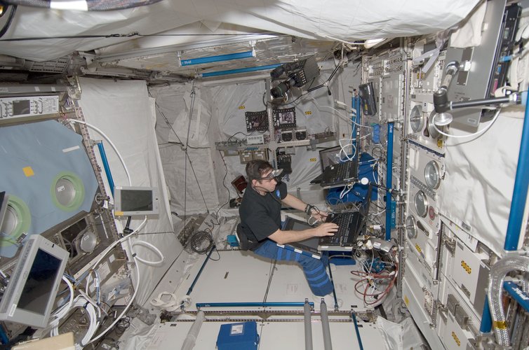 NASA astronaut Gregory Chamitoff prepares the 3D Space experiment inside Columbus