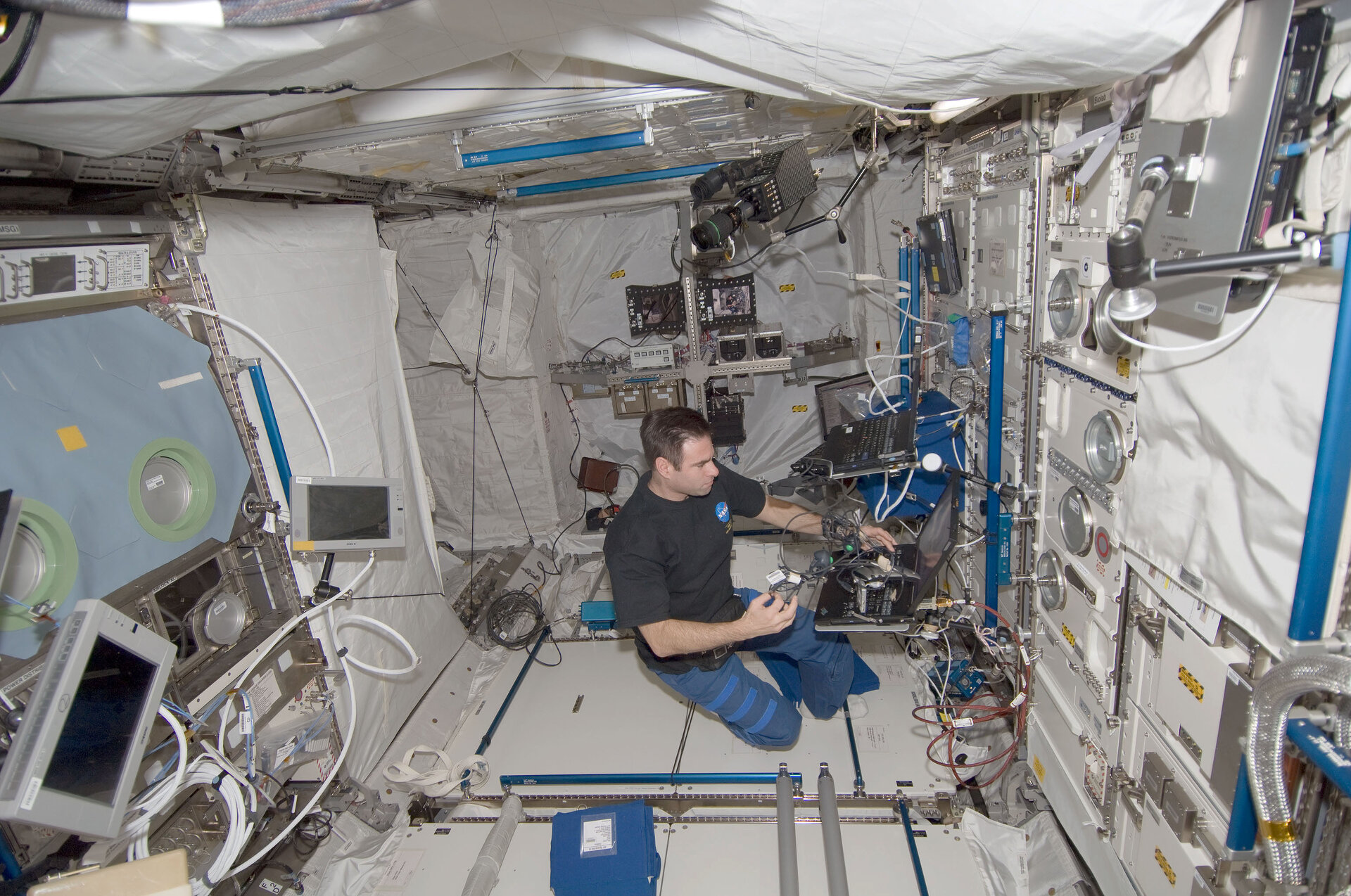 NASA astronaut Gregory Chamitoff prepares the 3D Space experiment inside Columbus