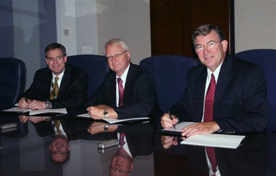 Bart Olsen ATK, Rolf Möllerberg ECAPS och Douglas Morash Moog undertecknar avtalet  till ECAPS.