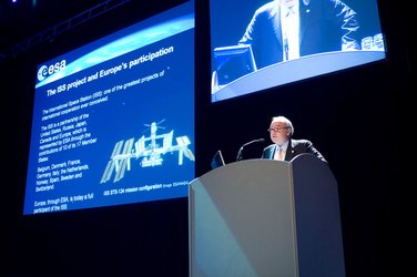 ESA Director General Jean-Jacques Dordain presents a highlight public lecture at IAC 2008