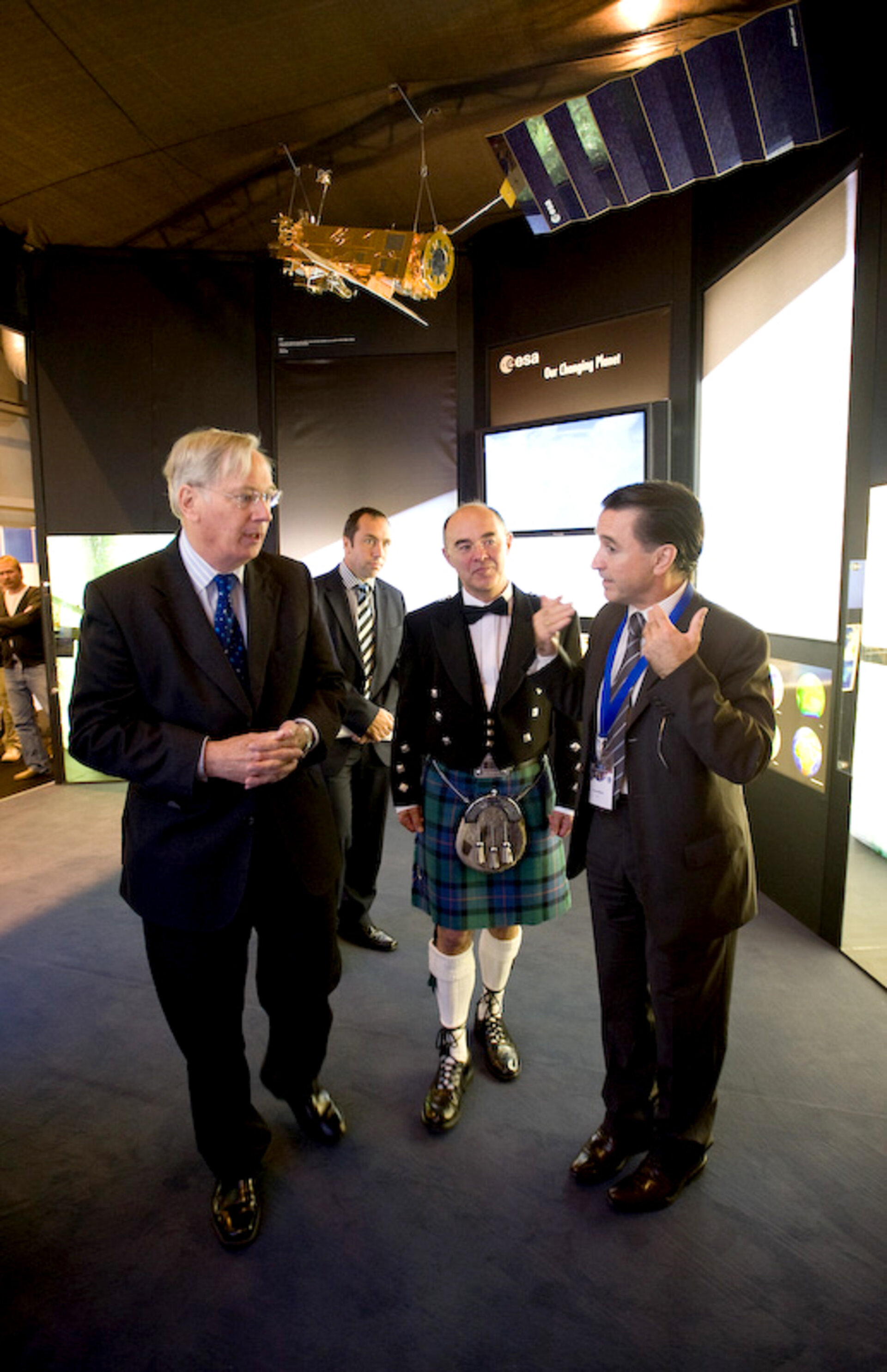 The Duke of Gloucester visits ESA's stand at IAC 2008