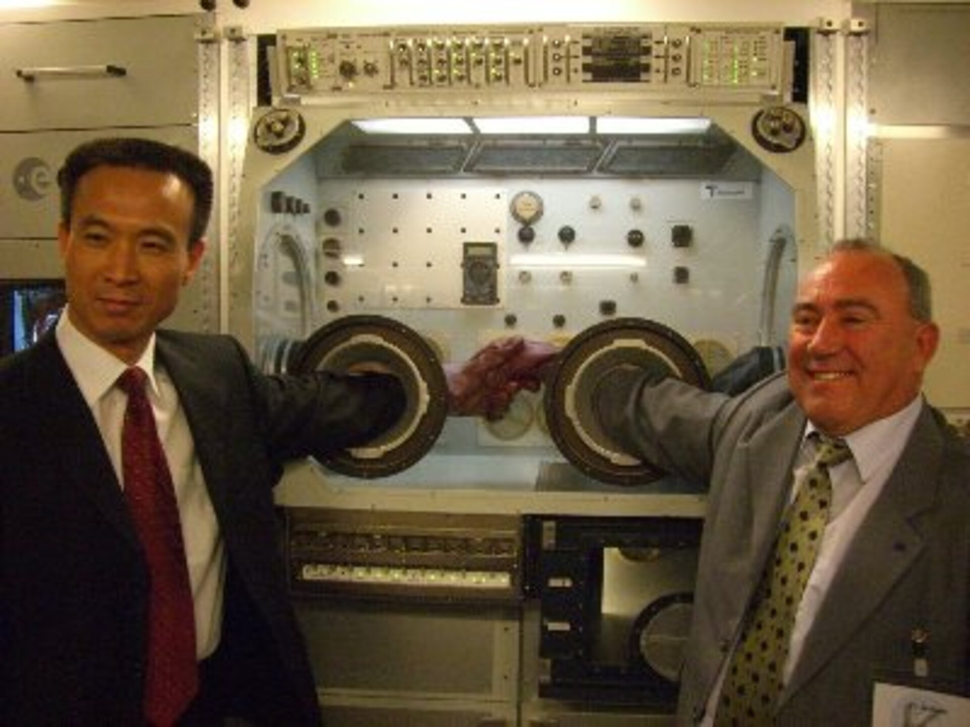 André Aubert est bien connu en Chine. Le voici avec le taïkonaute chinois Nie Haisheng qui a volé lors de la mission Shenzhou-6.