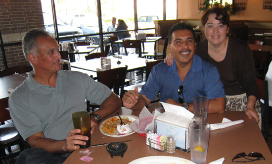 Danny och Jose med sin fru Adela på hennes restaurant Terra Luna.