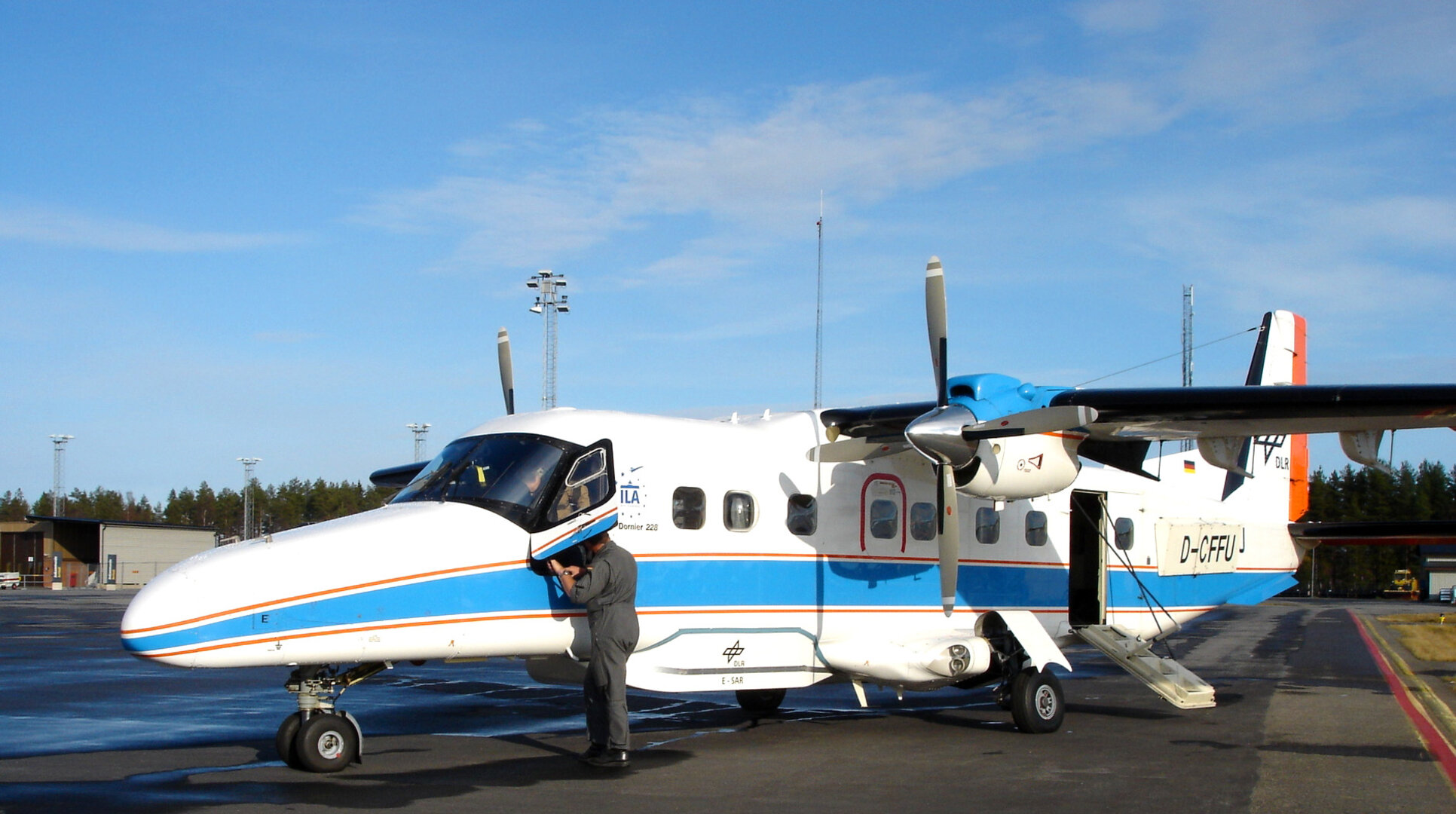 Dornier-228 carrying DLR radar system