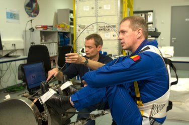 Frank De Winne receives instruction in use of the Flywheel Exercise Device