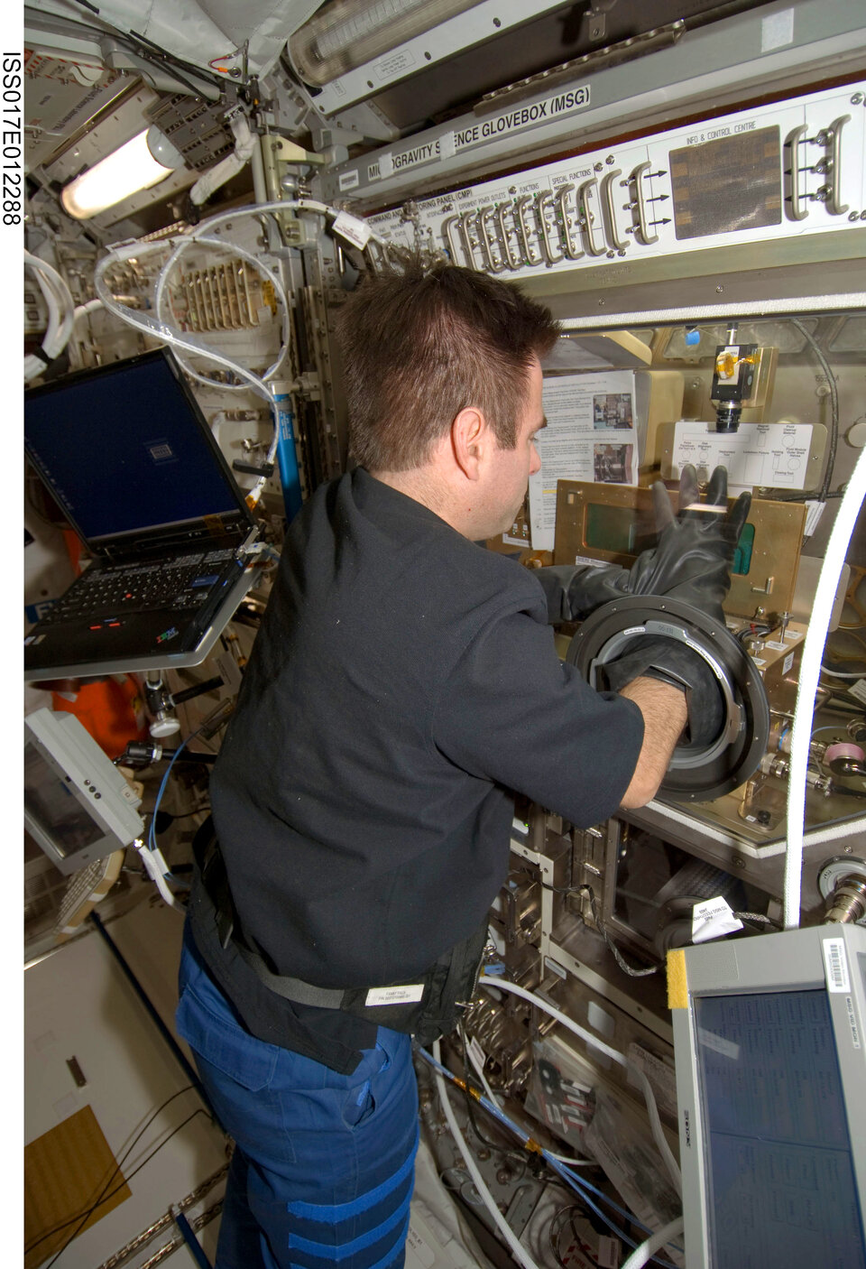Trabajando en el interior del laboratorio Columbus, de la ESA.