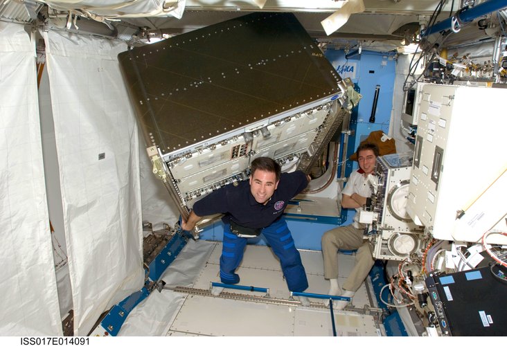 Relocating an experiment rack inside the Kibo laboratory