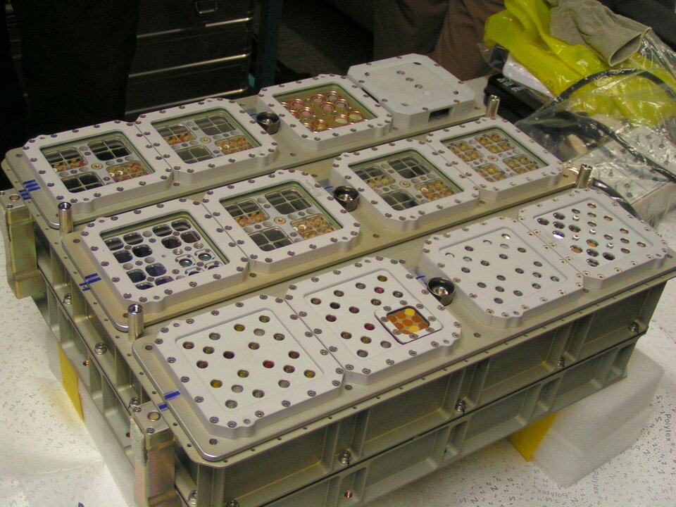 Expose-R is equipped with three trays which are loaded with a variety of biological samples