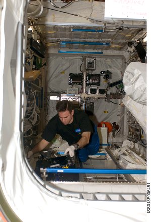 Installing a Geoflow experiment container in the Fluid Science Laboratory facility