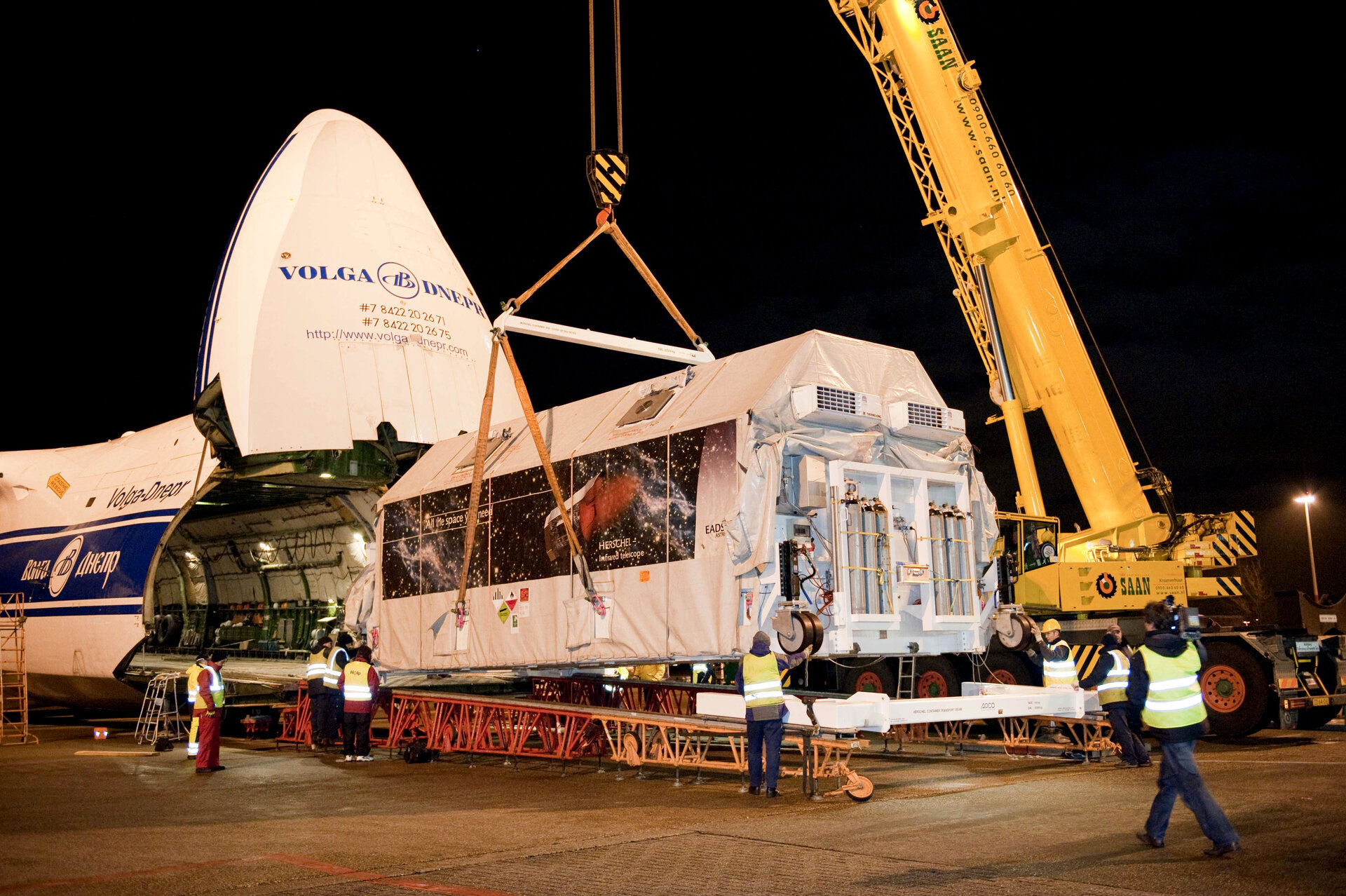 Herschel is loaded onto an Antonov cargo plane