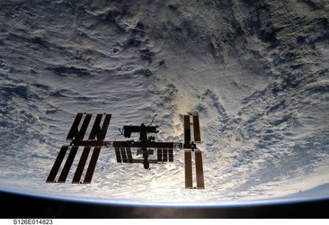Het ISS, gefotografeerd vanuit de spaceshuttle Endeavour op 28 november 2008