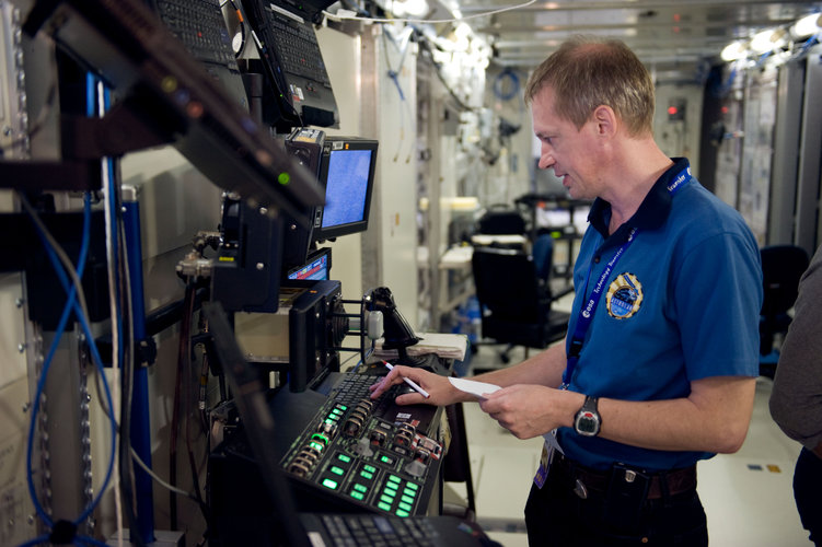 Frank De Winne participates in training at NASA's Johnson Space Center