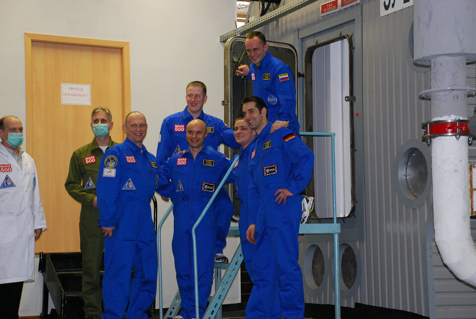 Mars500 crew prepares to enter the isolation facility at IBMP