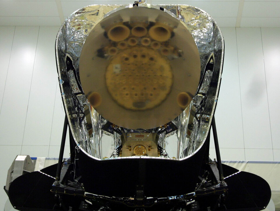 Torviantennit heijastuvan Planckin suuresta peilistä