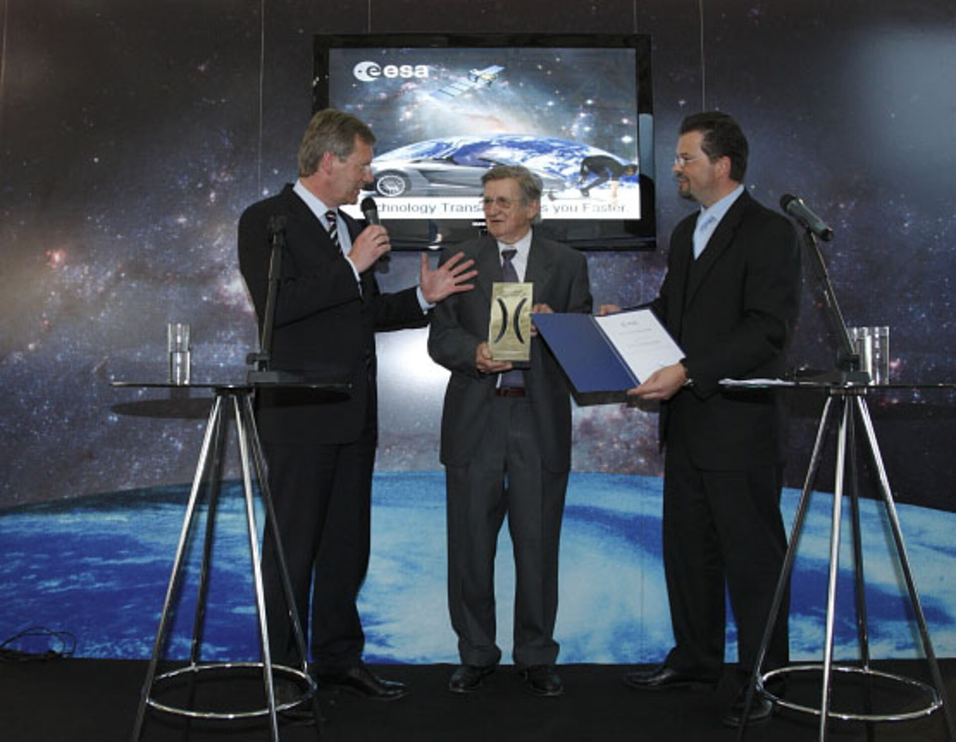 Christian Wulff (Minister President of Lower Saxony, Germany), Georg Koppenwallner (HTG), and Frank M. Salzgeber (ESA)