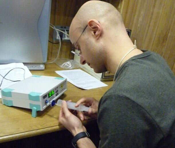 Cyrille analyses the hydrogen content of his breath for one of the experiments