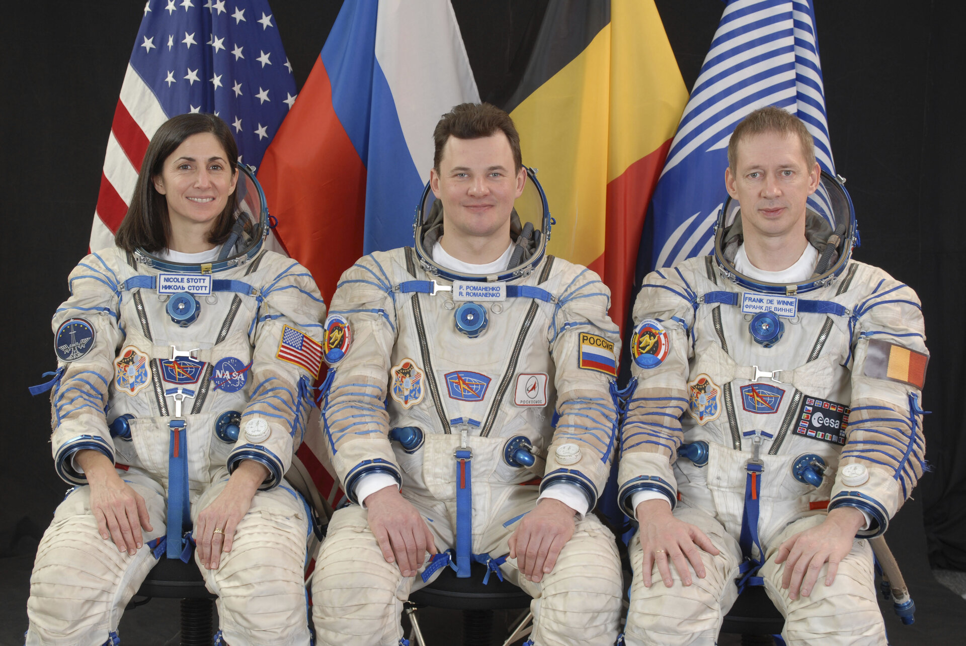 Frank De Winne with fellow ISS Expedition 20/21 crewmembers Nicole Stott and Roman Romanenko