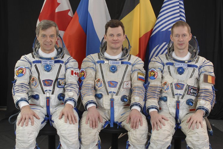 Frank De Winne with fellow ISS Expedition 20/21 crewmembers Robert Thirsk and Roman Romanenko