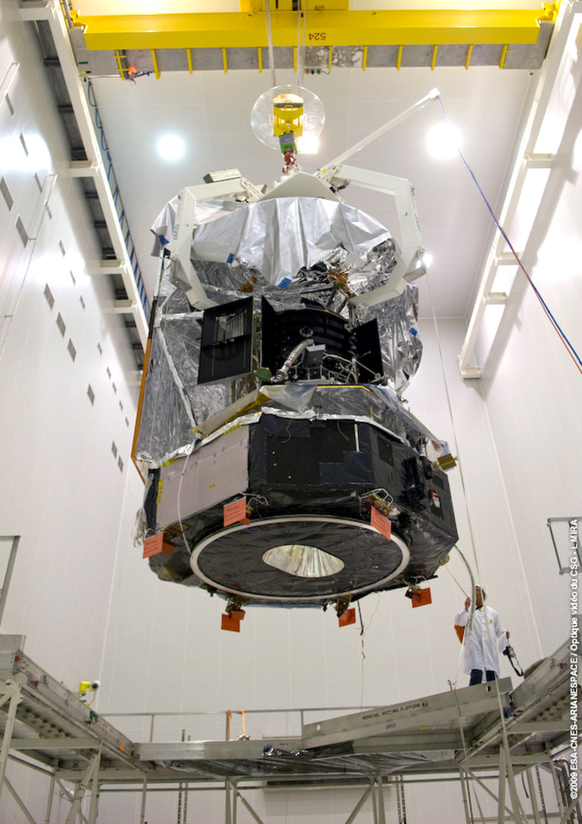 Lowering Herschel onto the Ariane 5 adapter