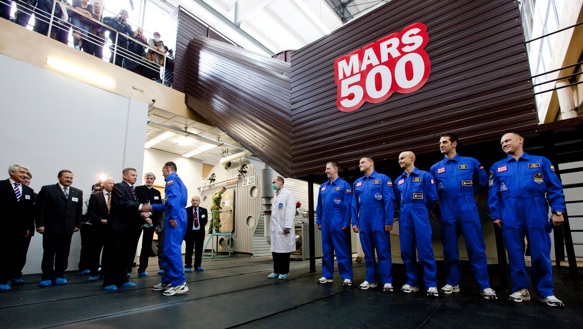 Mars500 crew prepares to enter the isolation facility at IBMP