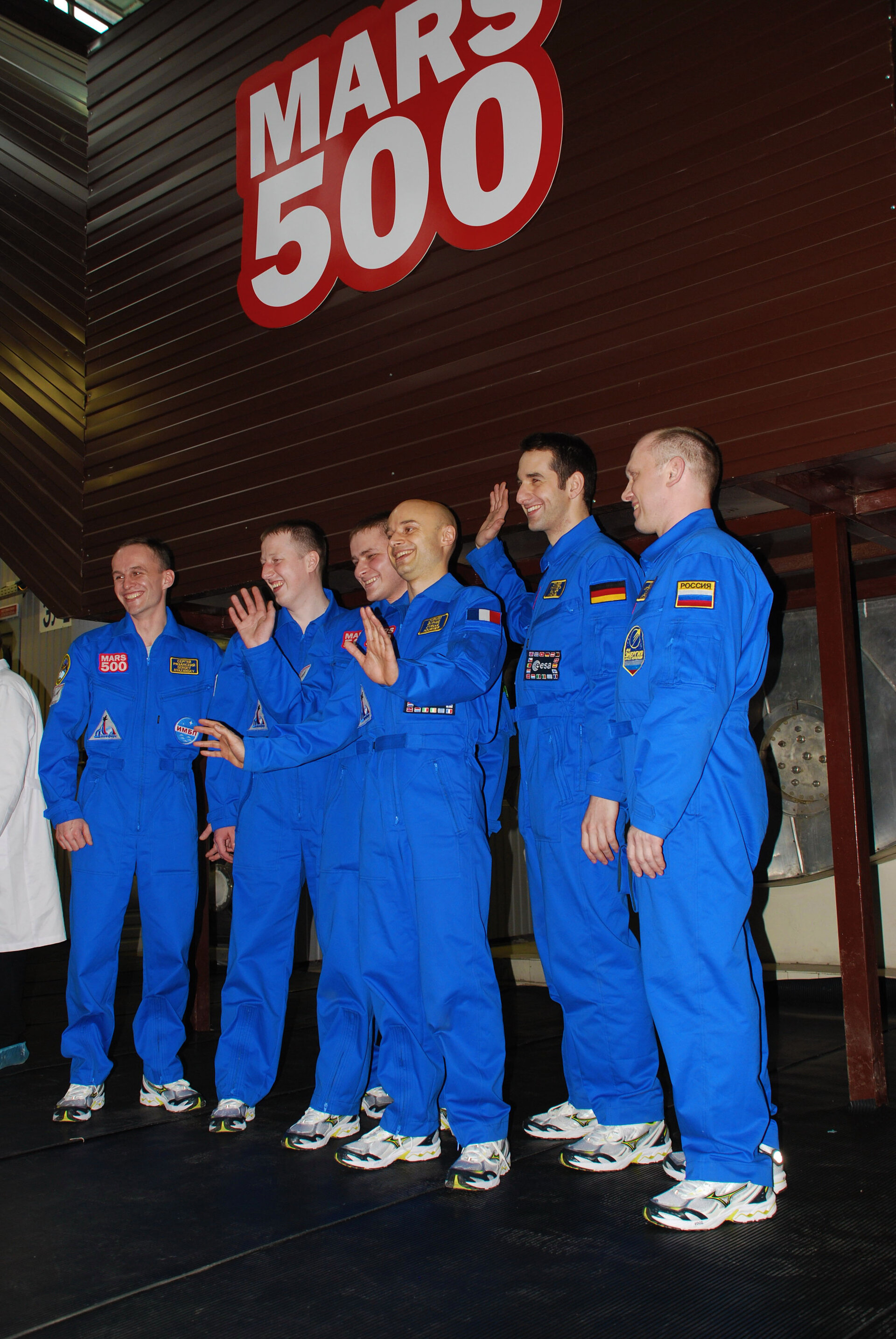 Mars500 crew prepares to enter the isolation facility for 105-day study