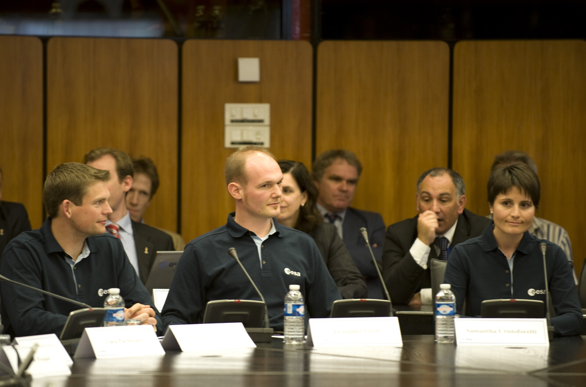 Andreas Mogensen (til venstre) ved pressemøde i ESA's hovedkvarter i Paris om de nye astronauter.