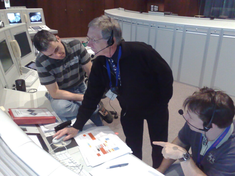 Flight Operations Director John Dodsworth, standing, in ESOC's Main Control Room